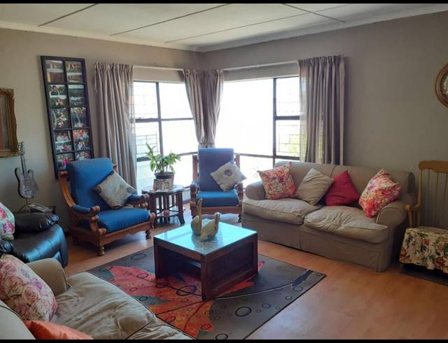 5 BEDROOM HOUSE FOR SALE IN OAKDALE